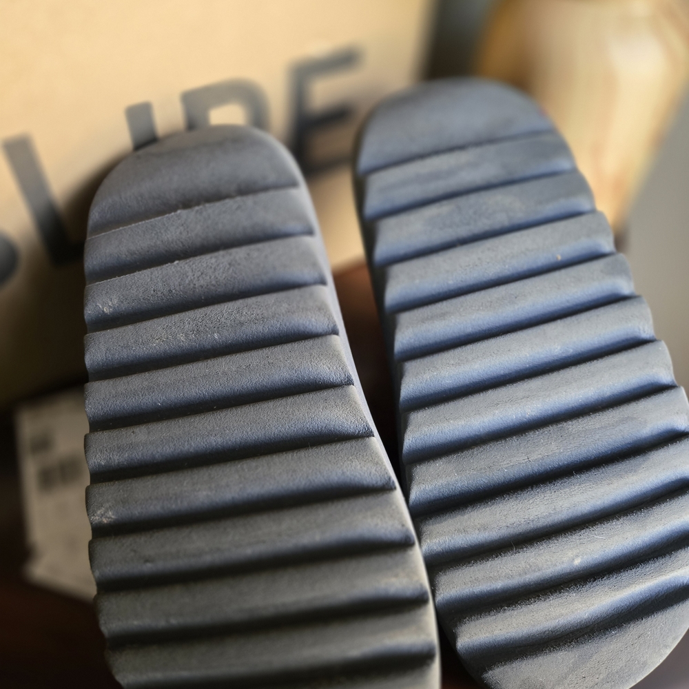 Yeezy Slides Slate Grey - Picture 3 of 5